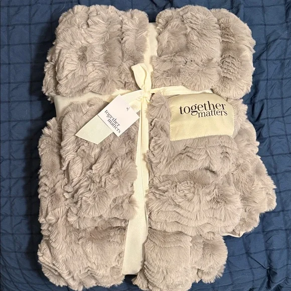 Gray Faux Fur Throw Blanket - Picture 1 of 2